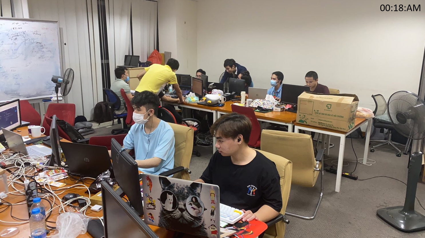 Nhân sự của ENAO đang triển khai dự ántại văn phòng của khách hàng lúc 12h đêm.